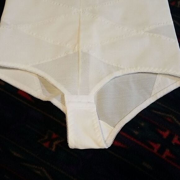 VINTAGE🌷ANOTHER YOUTHFUL CREATION🌷White Guardle New - Picture 3 of 9